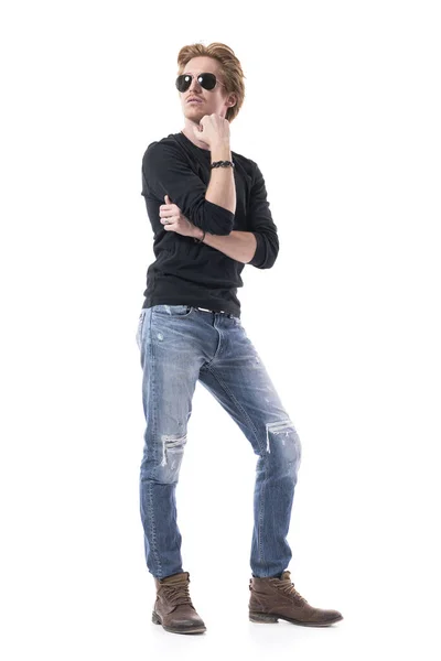 Zelfverzekerde Doordachte Roodharige Man Fashion Model Met Een Zonnebril Denken — Stockfoto