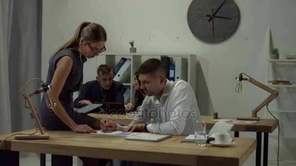 Aantrekkelijke Zakenvrouw Brillen Met Digitale Tablet Met Grafieken Van Haar — Stockvideo