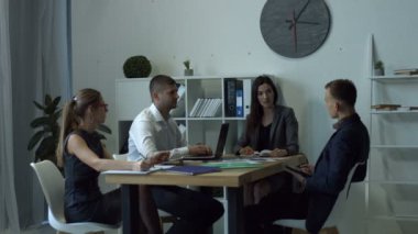 İşkadını adresleme toplantı masasında