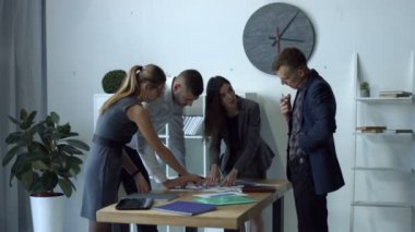 Başarılı iş takım ofiste beyin fırtınası