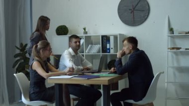 Öfkeli patron çalışanlar için eksik son tarih bağırıyor
