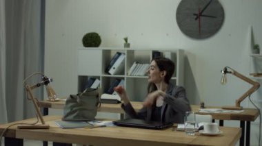 Kadın ofis onun iş ve eve gitmek tamamlandı