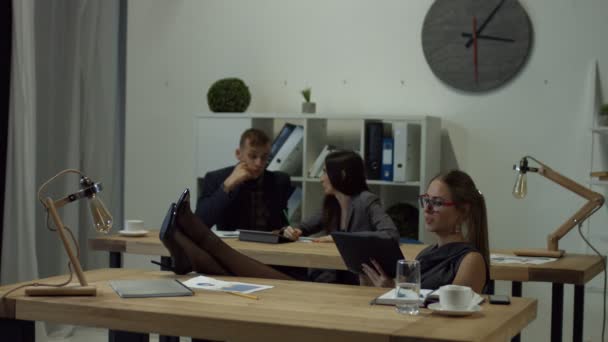 Zamyšlený podnikatelka pomocí počítače tablet pc v kanceláři — Stock video