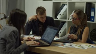 Grafikler işyerinde tartışırken iş ortakları