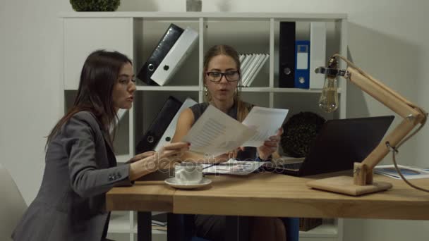 Mulheres de negócios sérias trabalhando juntas no escritório — Vídeo de Stock