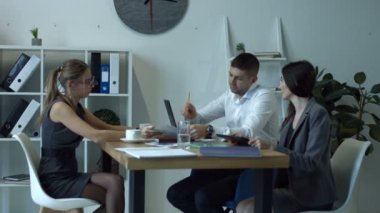 iş ortakları toplantısında belgeleri tartışırken