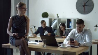 Muhteşem işkadını dijital tablet kullanma