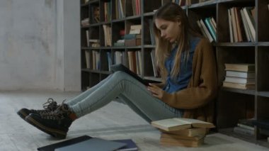 Öğrenme kampüs Kütüphane içinde güzel üniversite öğrencisi