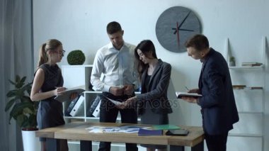 Ofiste grafikleri analiz iş takım
