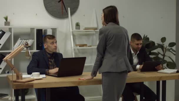 Leende affärskvinna flirta med mannen i office — Stockvideo