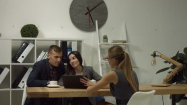 Çift toplantı emlakçı ev yatırım için