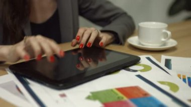 Ofis Masası, dijital tablet dokunmadan eller