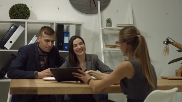 Šťastná rodina nákup nového domu v real realitní kancelář — Stock video