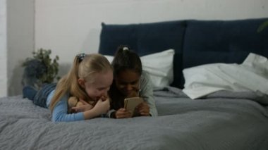 Çok etnik çocuklar telefon video izlerken heyecanlı