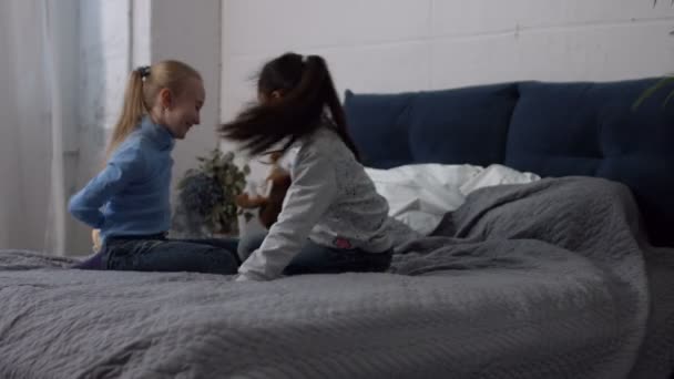 Multiraciale kinderen spelen thuis knuffels — Stockvideo