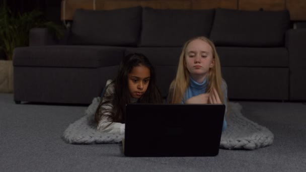 Мультирасовые дети смотрят мультики на ноутбуке — стоковое видео