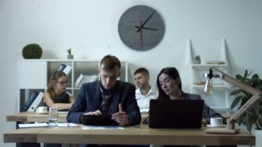 Office'teki çoklu ortam aygıtları üzerinde çalışma arkadaşları
