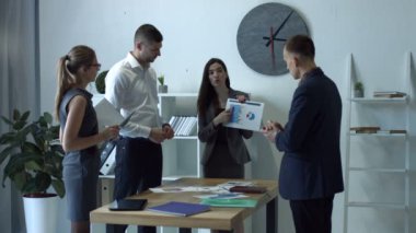 Grafikler toplantısında tartışırken iş adamları