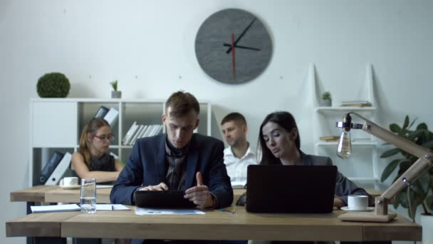 Kollegor som arbetar på multimediaenheter i office — Stockvideo