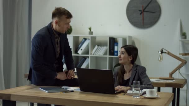 Bonito homem flertando com colega de trabalho no escritório — Vídeo de Stock