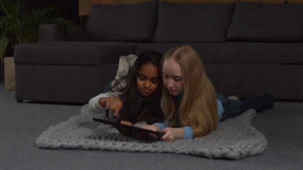Lindas niñas jugando en la tableta PC en casa — Vídeos de Stock