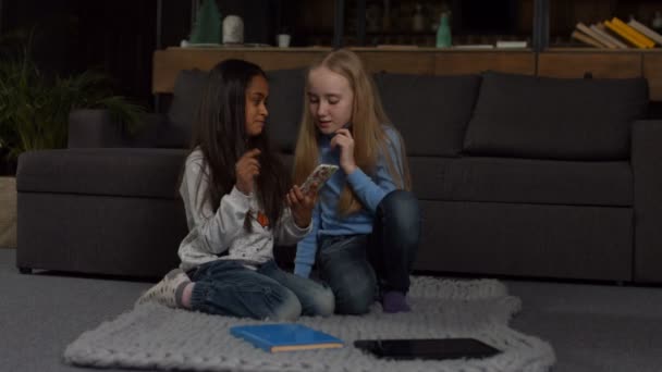 Две маленькие девочки поют свою любимую песню — стоковое видео