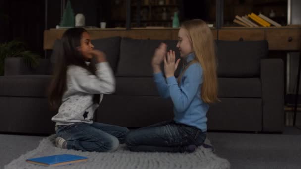 Радостные многонациональные дети, играющие в аплодисменты — стоковое видео