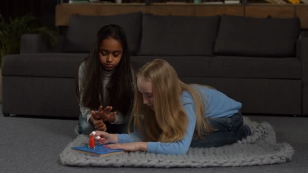Мила дівчинка робить манікюр з лаком для нігтів — стокове відео