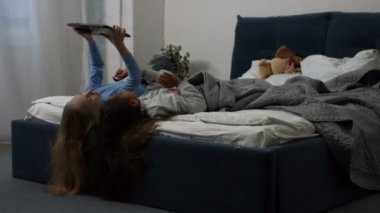 İki sevimli çok ırklı kız evde tablet kullanma