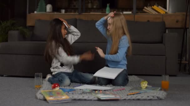 Dos niñas sonrientes jugando adivina quién juego — Vídeos de Stock