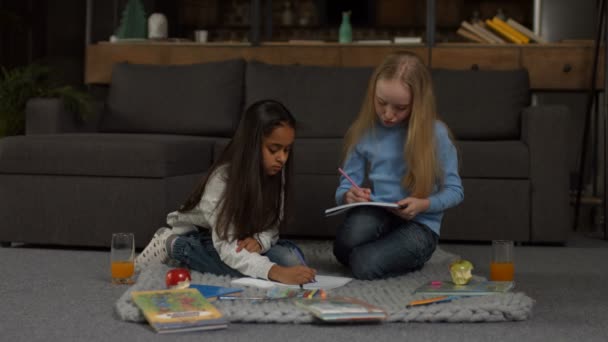 Γλυκό μικρά κορίτσια σχεδίαση με πολύχρωμους δείκτες — Αρχείο Βίντεο