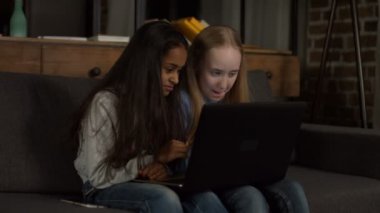 Laptop çizgi film izlerken neşeli kız