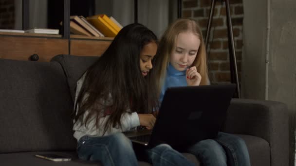 Crianças diversas navegando na rede no laptop em casa — Vídeo de Stock