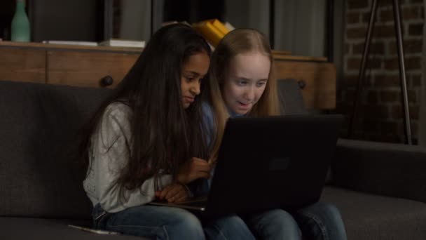 Namoradas alegres assistindo desenhos animados no laptop — Vídeo de Stock