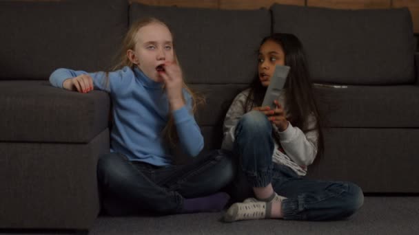 Adorables enfants divers regardant la télévision à la maison — Video