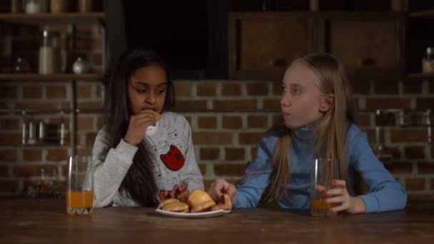 Relaxado diversas crianças beber suco na cozinha — Vídeo de Stock