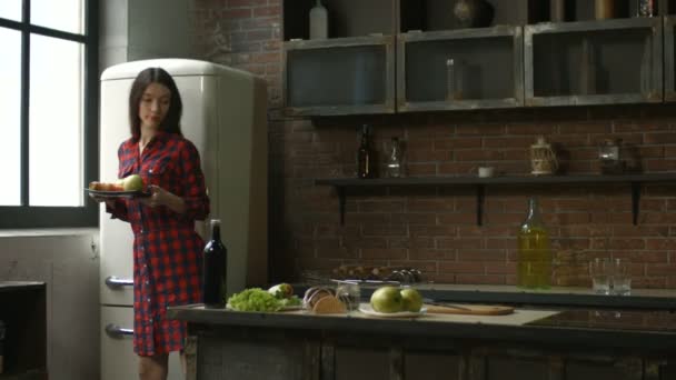 Mulher encantadora cozinhar smoothie na cozinha — Vídeo de Stock