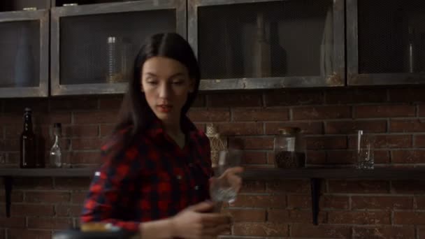 Jovem mulher derramando saboroso smoothie em vidro — Vídeo de Stock