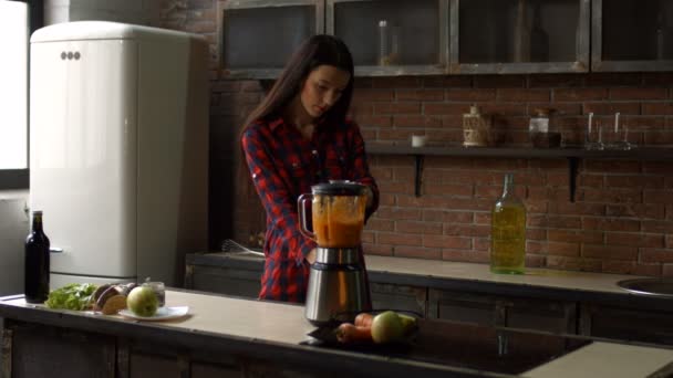 Femme mélangeant smoothie maison dans la cuisine — Video