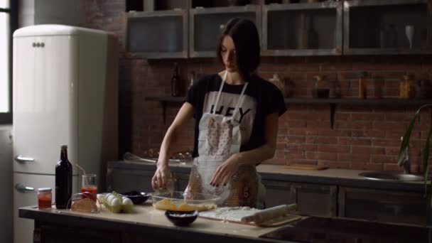 Гарненька молода жінка кладе сковороду для випічки в духовку — стокове відео