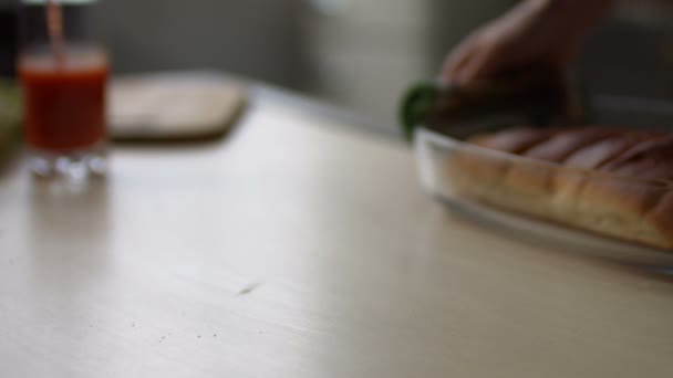 Pastel recién horneado en bandeja de vidrio para hornear en la mesa — Vídeos de Stock