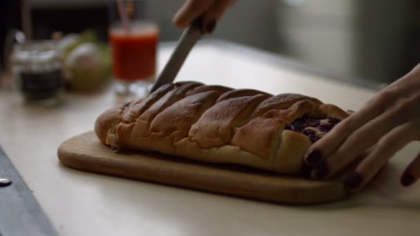 Ženské ruce řezání pečené koláče na dřevěné desce — Stock video