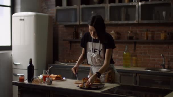 앞치마에 웃는 여자 박 파이의 조각을 접시에 — 비디오