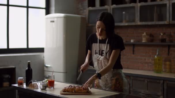 Mulher encantadora cortando bolo fresco assado na cozinha — Vídeo de Stock