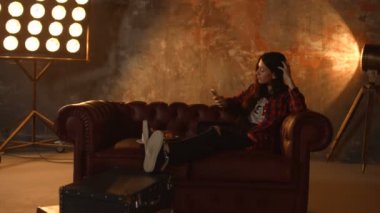 Muhteşem bir kadın manifatura mesaj akıllı telefon