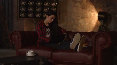 Zarif hipster kadın dijital tablet kullanma