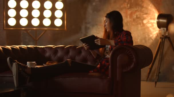 Na volné noze žena pomocí počítače tablet pc v interiéru podkroví — Stock video