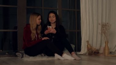 Kız çizgi müzik kulaklık ile paylaşımı