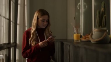 Güzel kadın sosyal ağlar üzerinde telefon tarama