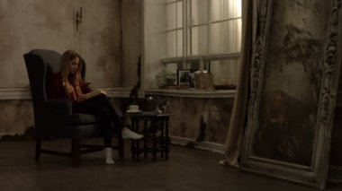 Sevimli genç kadın rahatlatıcı çatı iç